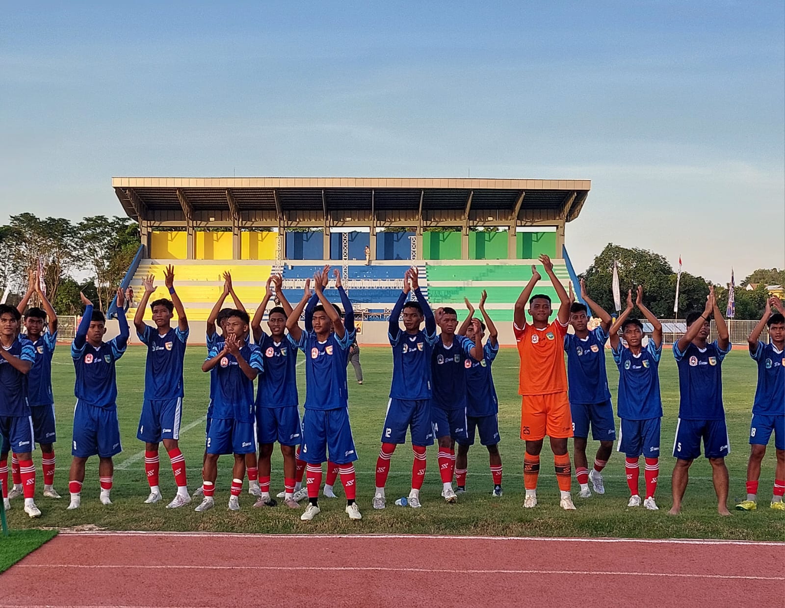 MENANG: Tim sepak bola Tanah Laut (Tala) memberikan ucapan terimakasih kepada suporter yang menonton pertandingan mereka pada Jumat (7/11).