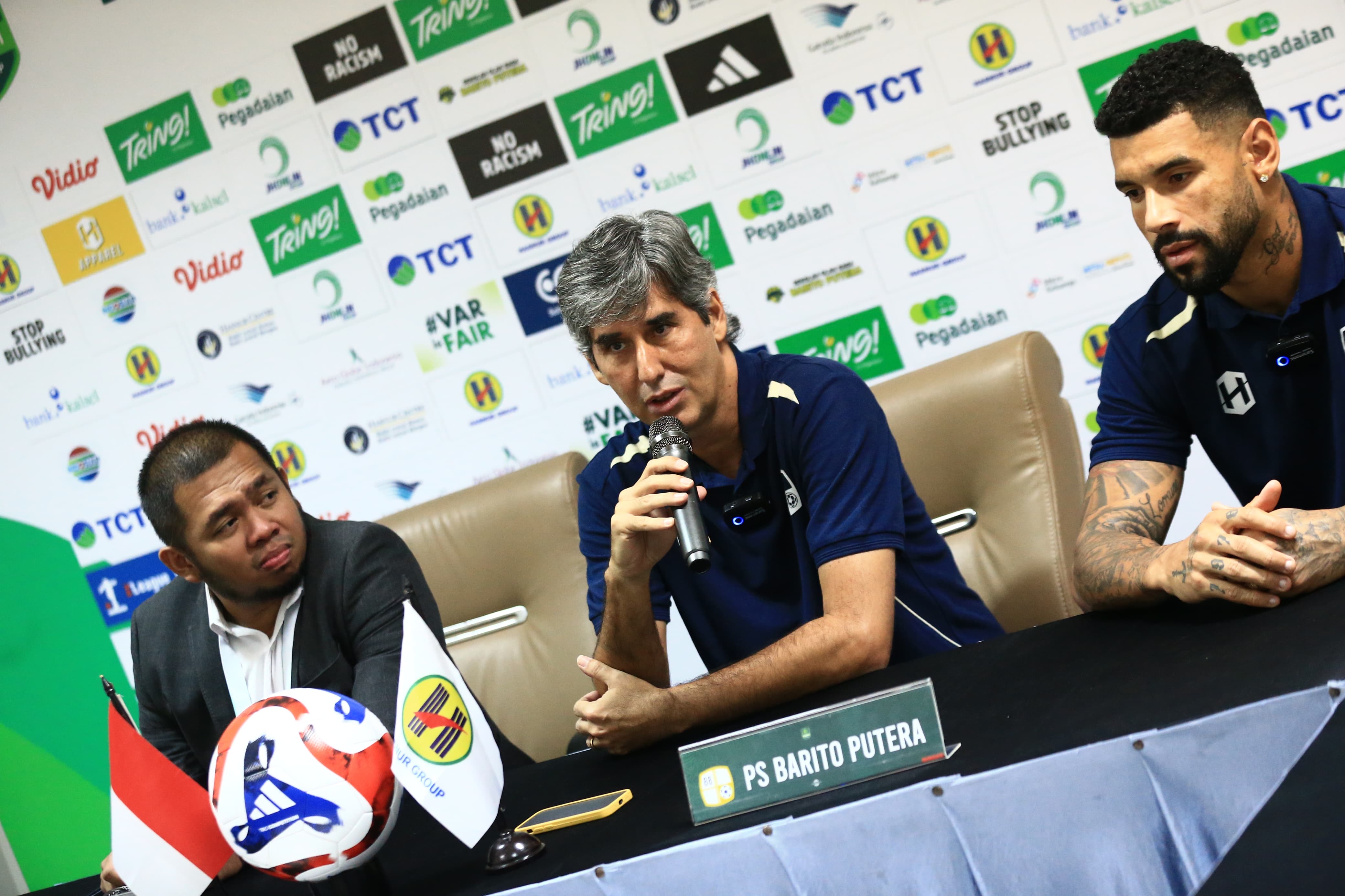 Pelatih Barito Putera, Stefano &ldquo;Teco&rdquo; Cugura, bersama bek Renan Da Silva Alves saat konferensi pers jelang laga kontra PSS Sleman di Kantor Hasnur Group, Banjarbaru.