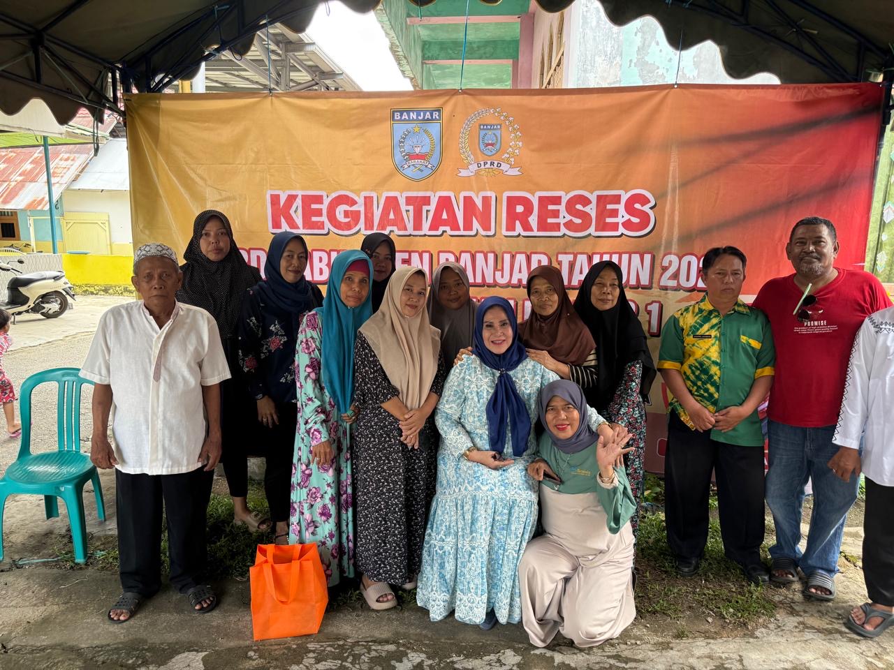 Teks foto: FOTO BERSAMA: Hj. Anna Rusiana, SP., Ketua Komisi IV DPRD Kabupaten Banjar, foto bersama warga usai kegiatan reses di Kecamatan Martapura, Kamis (6/11/2025).