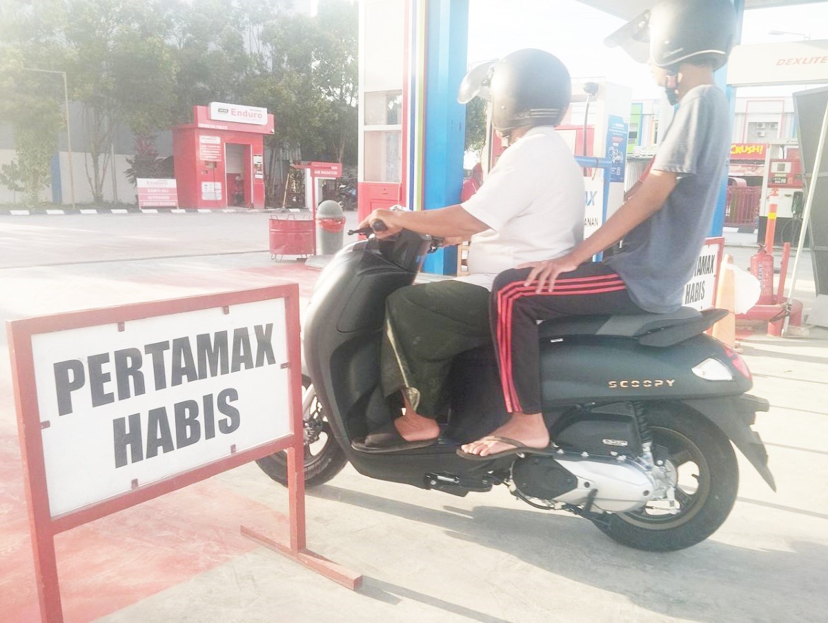 KOSONG: Sejak beberapa hari, stok Pertamax ludes di sejumlah SPBU karena tingginya permintaan.