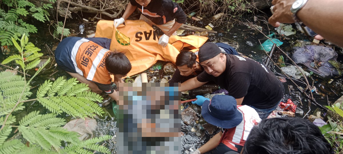 TAK BERNYAWA: Syamsuddin, 80 tahun, ditemukan di aliran anak sungai Teluk Dalam, persis di seberang SMKN 5 Banjarmasin.