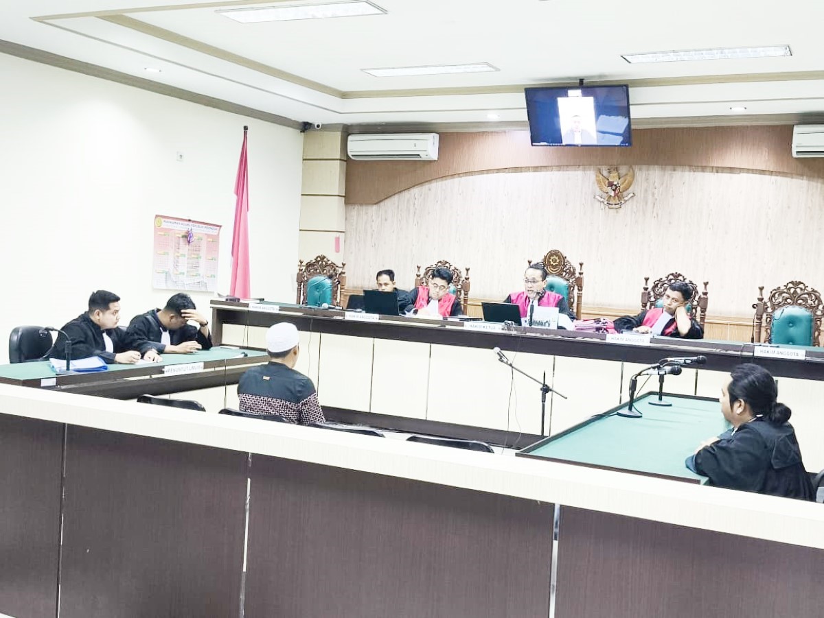 DENGARKAN PUTUSAN: Mantan Kepala Cabang sebuah Bank BUMN di Kotabaru, Faisal Mukti divonis hukuman penjara 6 tahun oleh majelis hakim PN Tipikor Banjarmasin, Kamis (11/6).