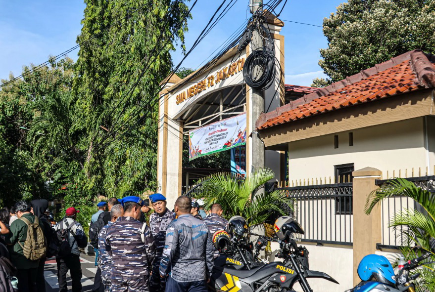 PASCA LEDAKAN: Personel TNI dan Polri berjaga di depan gerbang SMAN 72 Jakarta, Jumat (7/11).