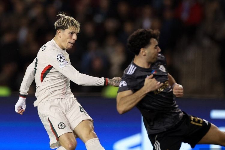 MENEMBAK: Alejandro Garnacho menembak dan mencetak gol dalam pertandingan sepak bola fase liga Liga Champions antara Qarabag vs Chelsea di Stadion Republik Tofiq Bahramov di Baku, Kamis (6/11).