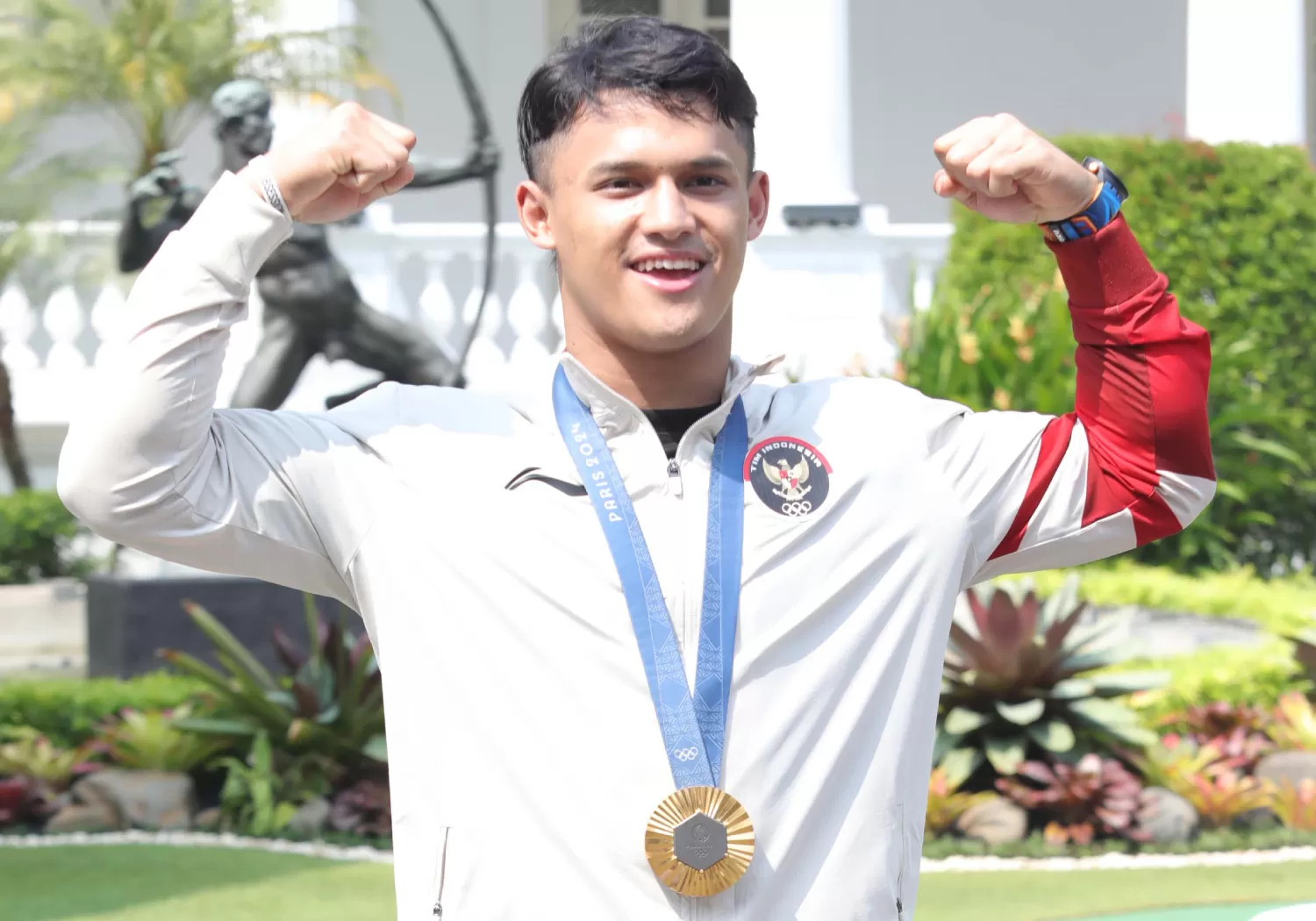BONUS: Lifter putra Rizki Juniansyah usai mengikuti acara penyerahan bonus pada kontingen Indonesia yang berlaga di Olimpiade Paris 2024 di Istana Negara Jakarta (15/8/2024).