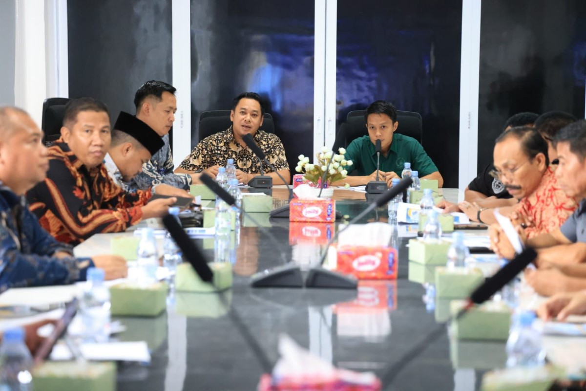 KUNJUNGAN: Andi Asdar bersama anggota Komisi III DPRD Tanah Bumbu saat melakukan kunjungan ke Balai Perhubungan Jalan Darat Nasional Wilayah Kalsel.