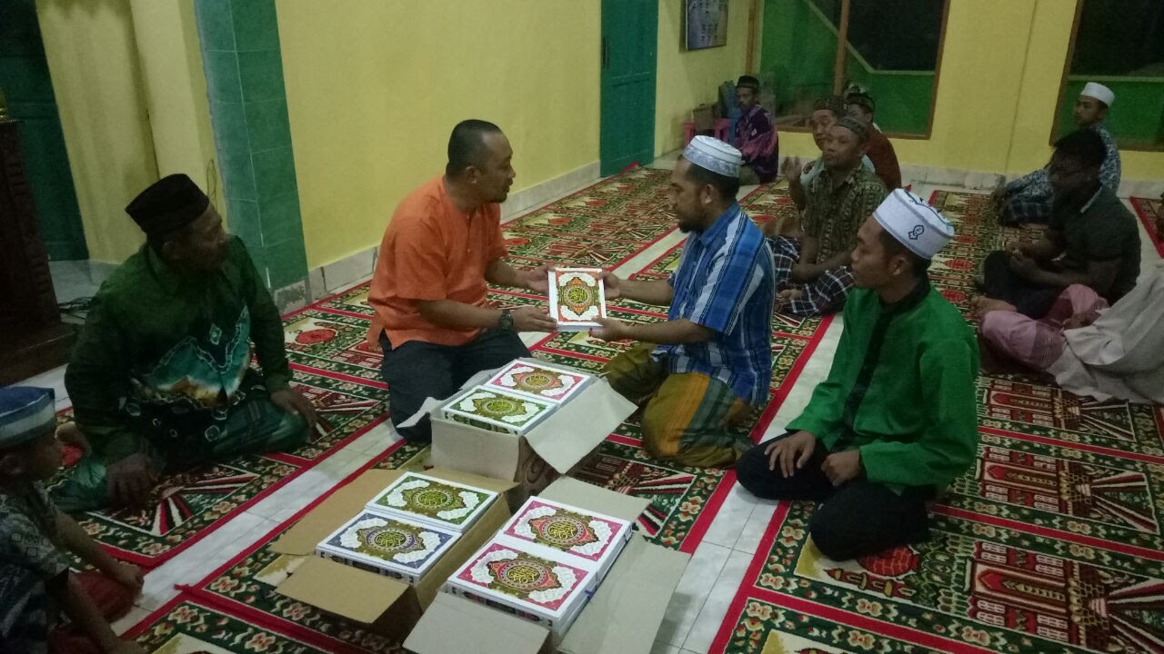 BANTUAN: Kabid Lalu Lintas Jalan pada Dinas Perhubungan Kota Banjarbaru, Adi Royan Pratama saat menyerahkan bantuan Al-Qur