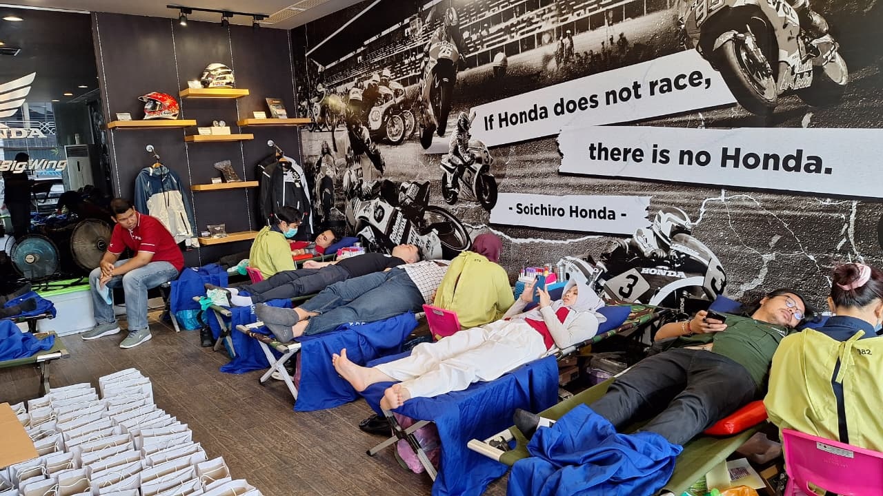 ENAM DEKADE: Kegiatan donor darah digelar Trio Motor untuk merayakan ultah ke-60.