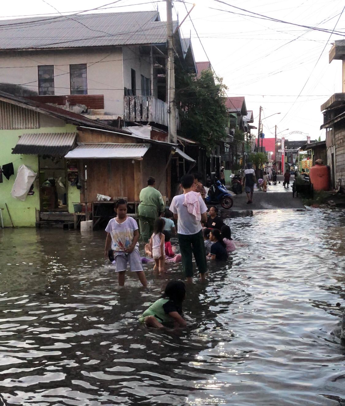 TERGENANG: Jalanan dekat Siring Laut Kotabaru yang tergenang banjir Rob.
