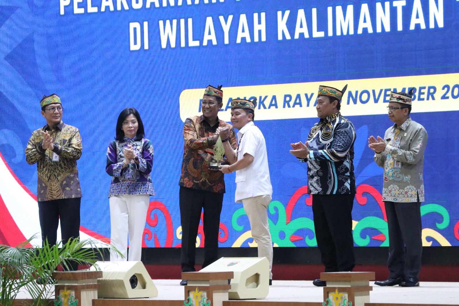APRESIASI:Menteri Hukum RI, Supratman Andi Agtas salam komando dengan Gubernur Kalteng, Agustiar Sabran atas tercapainya 100 persen pembentukan 1.571 unit Posbankum di Kalteng.