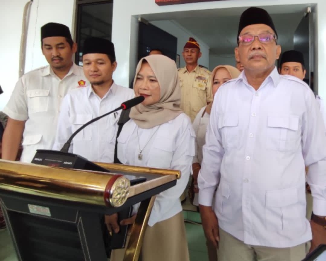 NYATAKAN SIKAP:Ketua DPC Gerindra Banjarbaru, Neni Hendriyawaty (tengah) saat memberikan tanggapan terkait wacana Budi Arie bergabung ke Partai Gerindra, Sabtu (8/11/2025) di Banjarbaru.