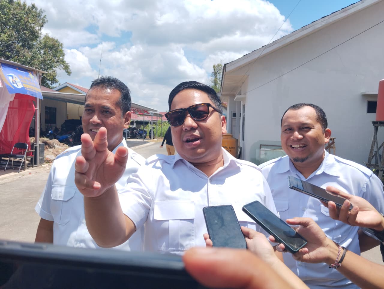 TEGAS:Ketua DPC Partai Gerindra Kabupaten Banjar, sekaligus Anggota DPR RI, Muhammad Rofiqi (tengah) saat diwawancara media, beberapa waktu lalu.