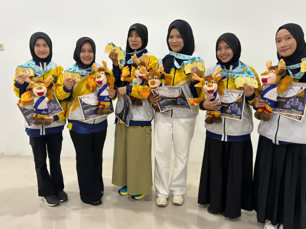 PRESTASI:Rizka Aulia Rahmi (dua dari kiri), atlet catur Kabupaten HSU tampil gemilang di Porprov XII Kalsel 2025 Pelaihari dengan meraih tiga medali emas.