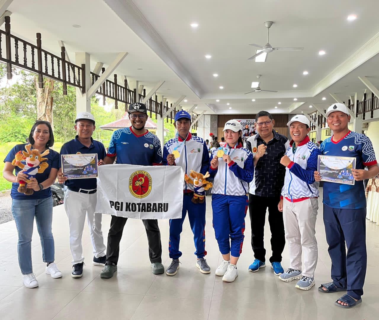 UKIR SEJARAH:Bersama perwakilan pengurus PGI Kotabaru, Nurul Qomariah dan Hardiyanto memperlihatkan medali emas yang diraihnya di Porprov XII Kalsel 2025.