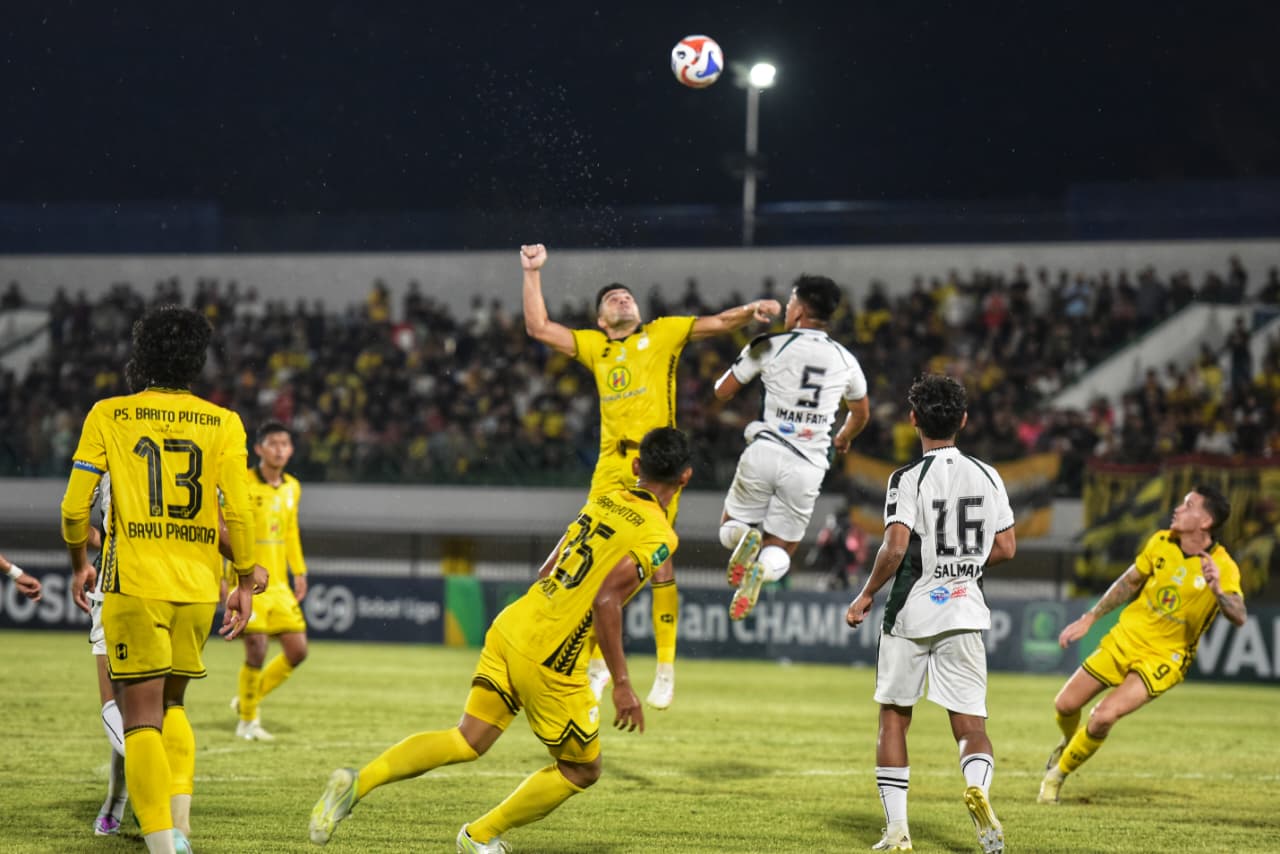 BERJIBAKU:Para pemain Barito Putera menggempur lini pertahanan PSS Sleman di menit-menit akhir laga Grup B Pegadaian Championship 2025/2026 di Stadion Demang Lehman, Martapura, Sabtu (8/11/2025) malam