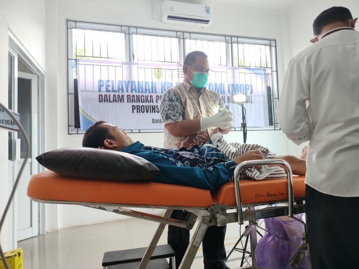 OPERASI: Salah satu akseptor menjalani operasi ringan mengikuti program vasektomi.