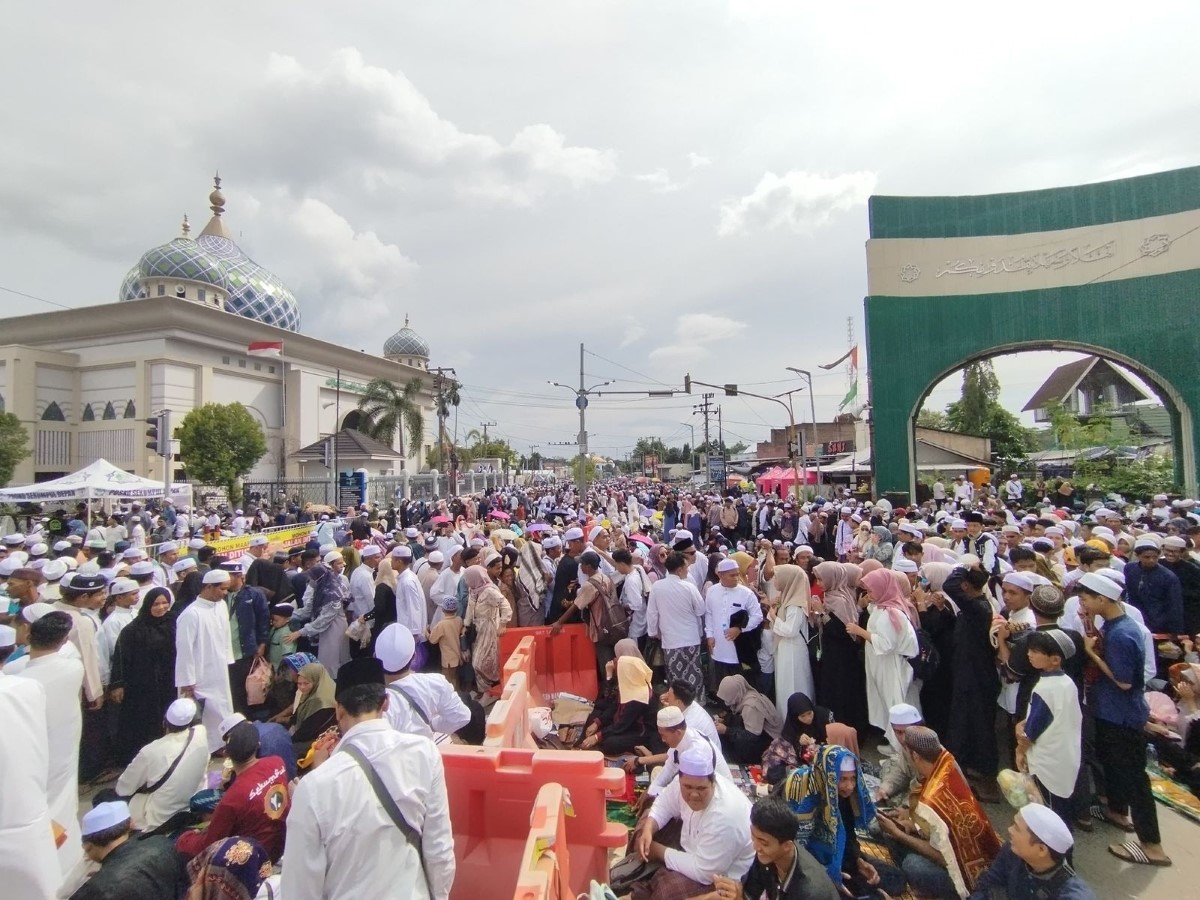 Tinjau: Gubernur Kalsel, Muhidin meninjau kesiapan dapur umum dan mobil pengolah air minum untuk Haul ke-21 Guru Sekumpul di Banjarbaru,