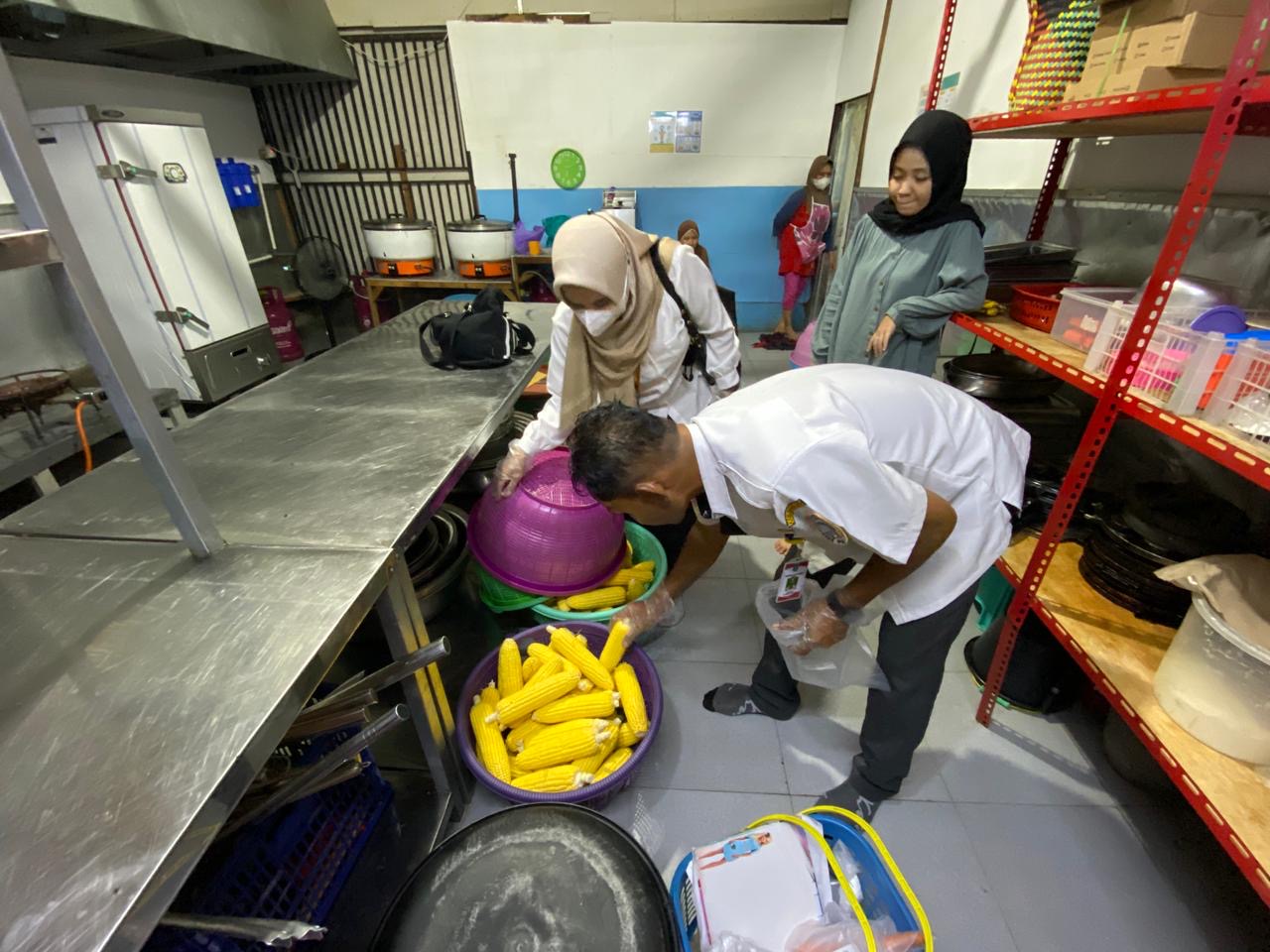 Petugas DKPP Banjar mengambil sampel sayuran dan buah di salah satu dapur MBG di Martapura.