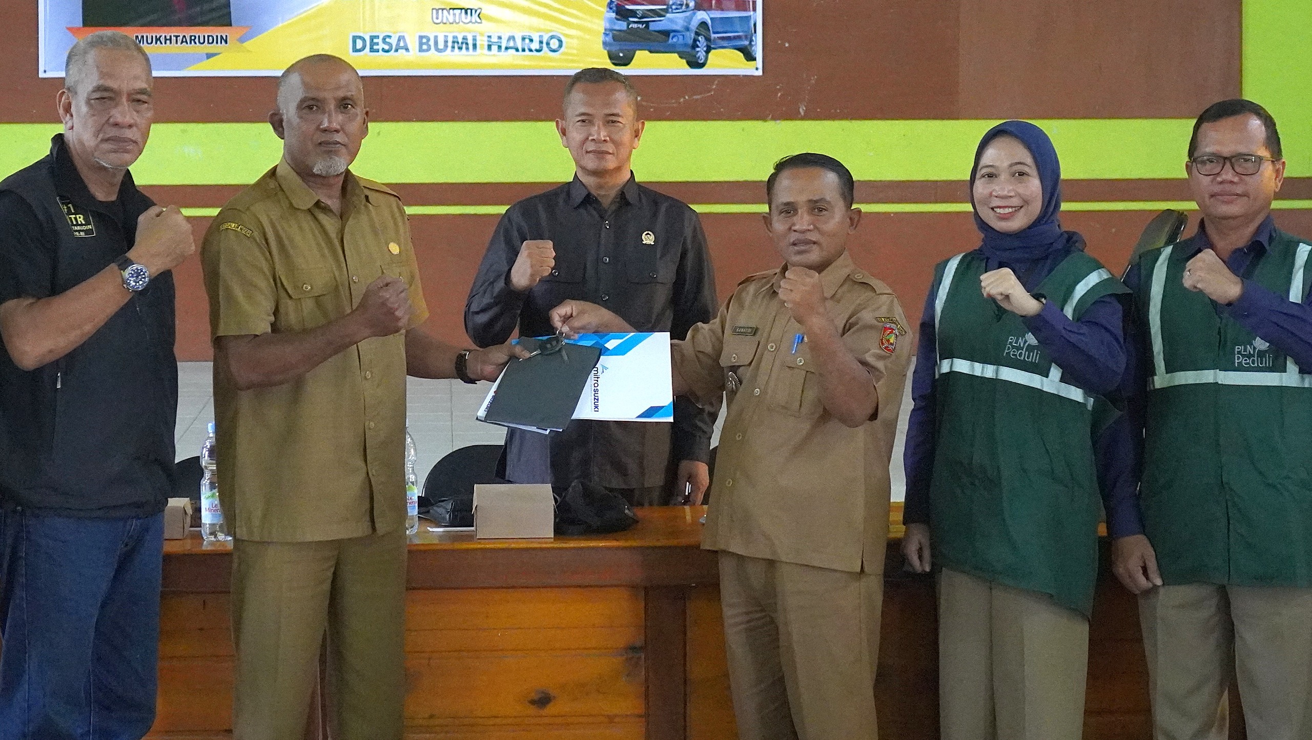 SIMBOLIS:Penyerahan bantuan dilakukan secara simbolis oleh PLN UP3 Pangkalan Bun kepada Kepala Desa Bumi Harjo, Sunardi.
