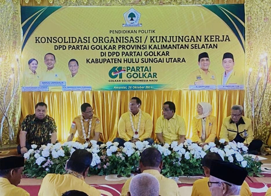 KONSOLIDASI: Kegiatan konsolidasi DPD Golkar Provinsi Kalimantan Selatan yang digelar di Kota Amuntai. Hadir Ketua DPD Golkar HSU H Sahrujani (tiga dari kanan).