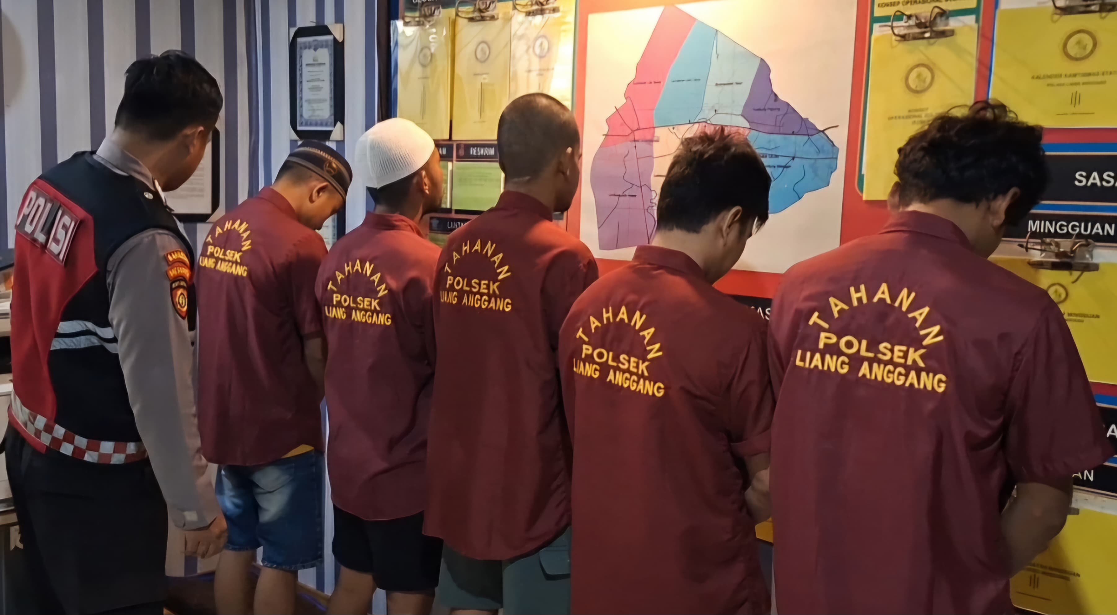 lima pria pembawa Sajam diamankan Polsek liang anggang (Sheilla/Radar Banjarmasin)
