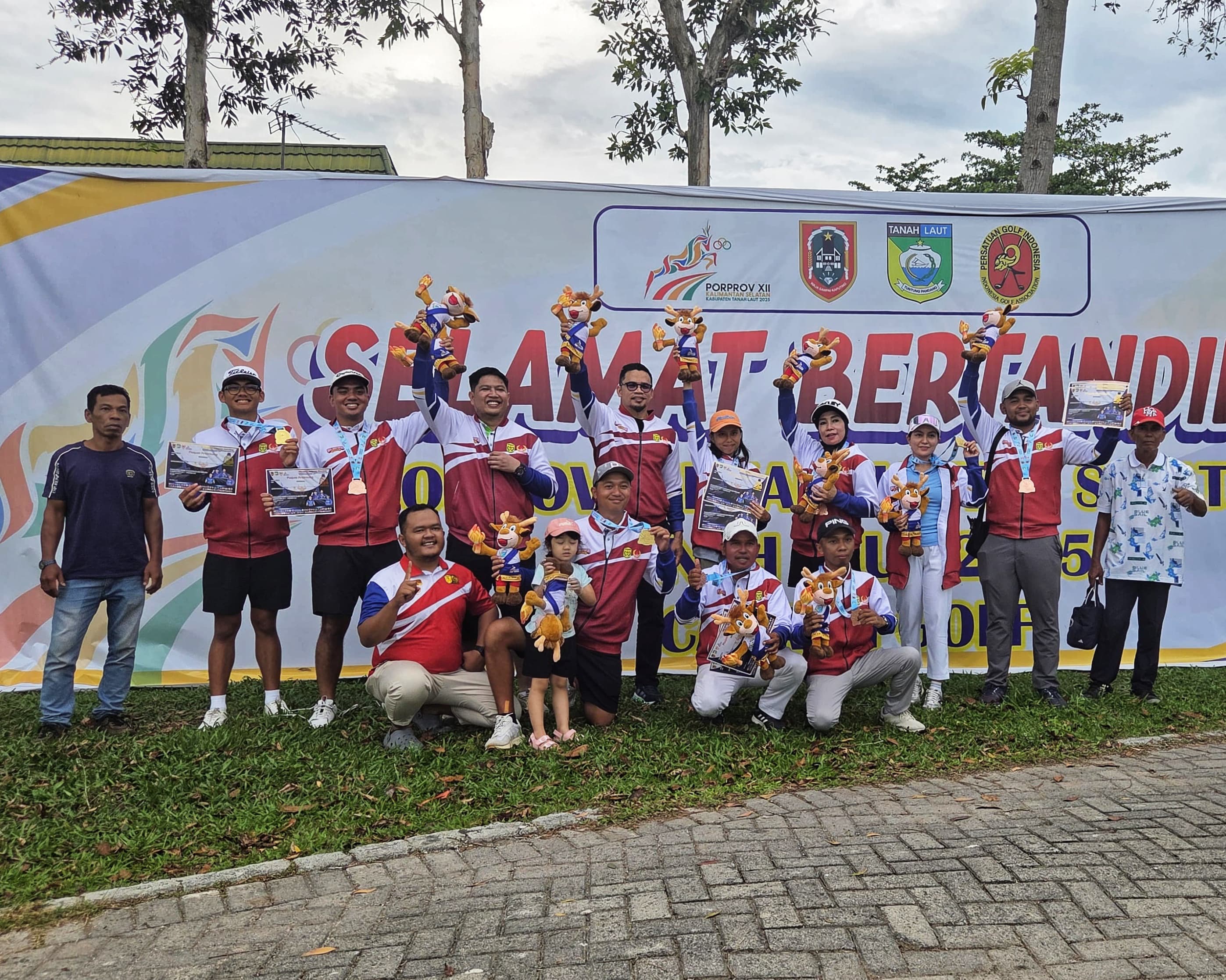 Ketua PGI Banjarmasin Abdul Qadir Jaelani bersama tim golf Banjarmasin merayakan kemenangan bersejarah sebagai juara umum Porprov XII Kalsel 2025 di Lapangan Golf Swargaloka, Banjarbaru, Minggu (9/11/