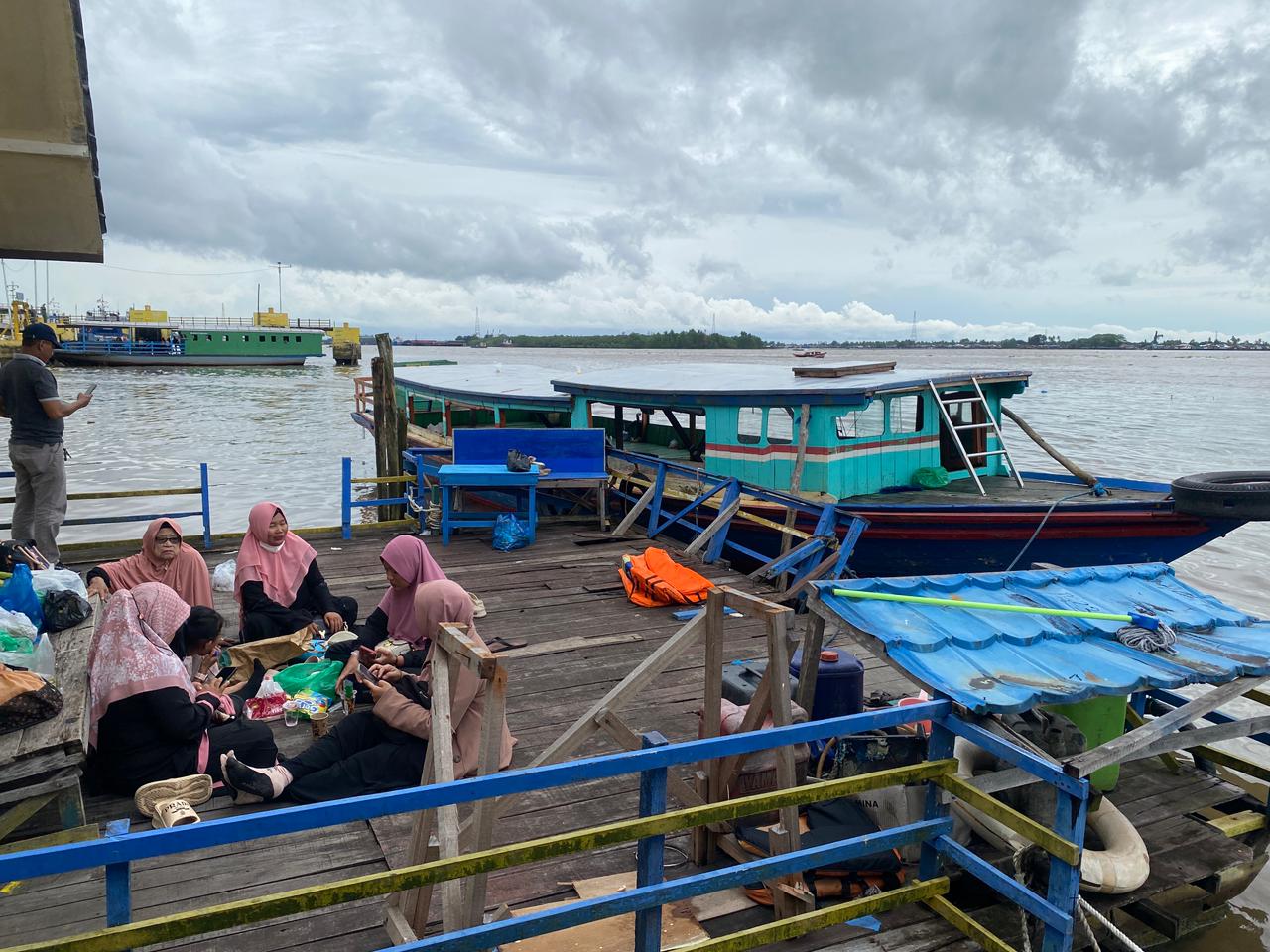 SELAMAT:Para jemaah Majelis Taklim Al Abror Banjarbaru dievakuasi sementara ke Markas Unit Polairud Polresta Banjarmasin di Alalak Selatan. Perahu motor yang mereka tumpangi menuju Pulau Kembang oleng