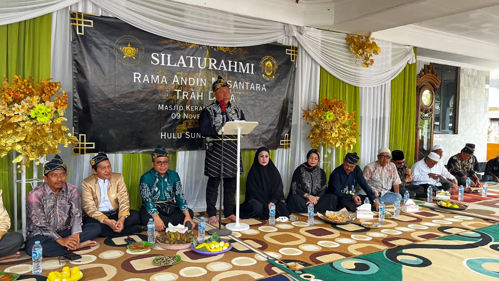 SAMBUTAN:Bupati Kabupaten HST, Samsul Rizal menyampaikan sambutan dalam acara silaturahmi nasional Trah Rama Andin di Pandawan, Minggu (9/11/2025).