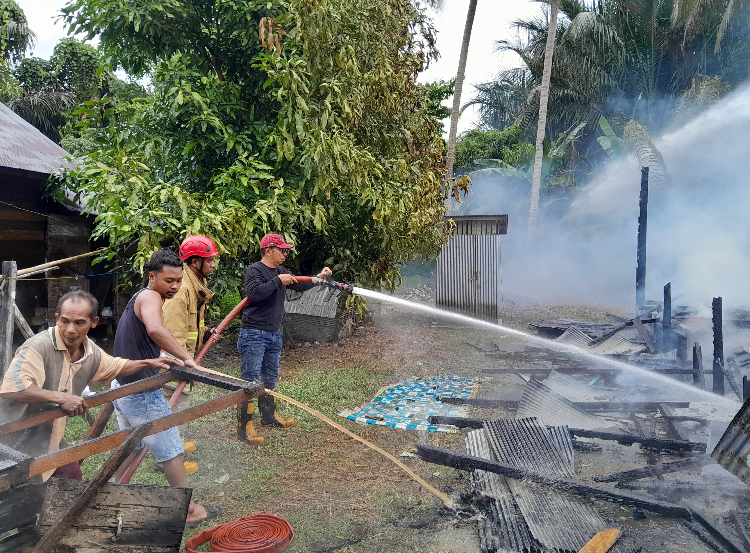 Para relawan BPK saat memadamkan api kebakaran di Desa Kapuh, HSS, Minggu (9/11).