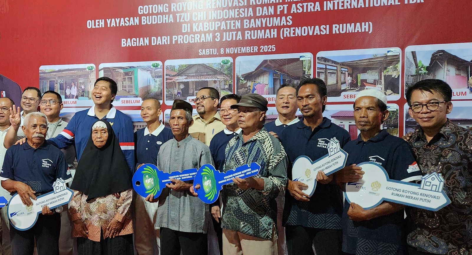 SOMBOLIS: Menteri PKP Maruarar Sirait bersama Chief of Corporate Affairs Astra Boy Kelana Soebroto, Bupati Banyumas Sadewo Tri Lastiono, dan penerima manfaat saat penyerahan simbolis kunci Rumah Layak