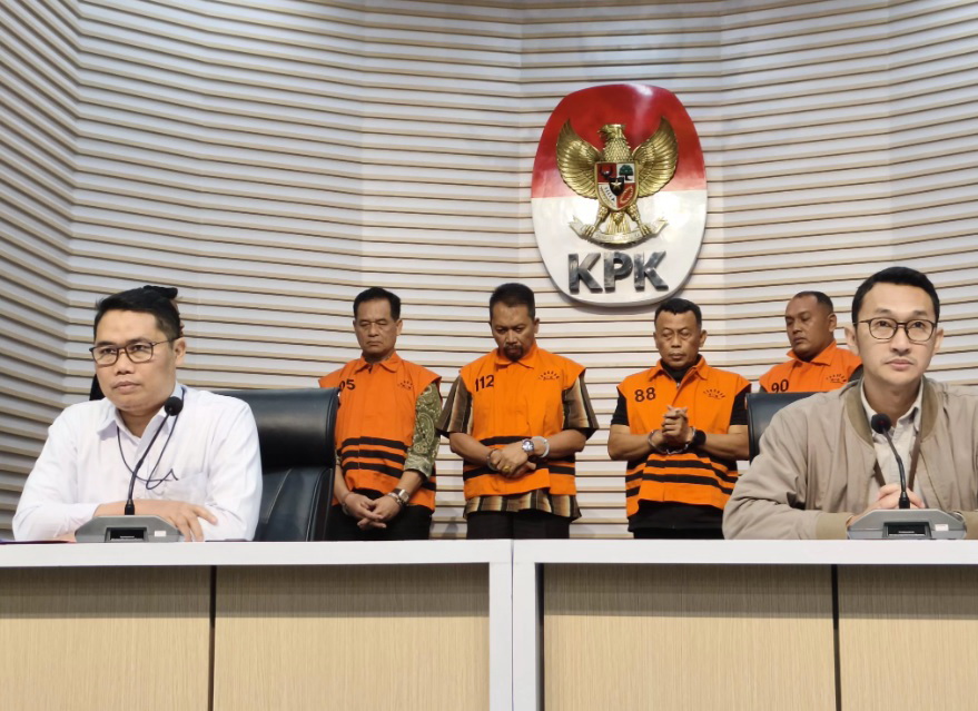 KENA OTT: Komisi Pemberantasan Korupsi (KPK) resmi menetapkan Bupati Ponorogo Sugiri Sancoko sebagai tersangka, Minggu (9/11) dini hari WIB.