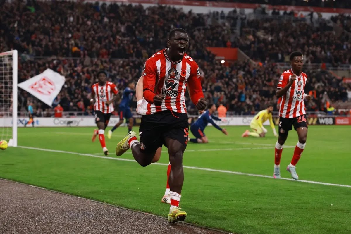MERAYAKAN: Penyerang Sunderland, Brian Brobbey merayakan keberhasilannya mencetak gol ke gawang Arsenal pada pertandingan Liga Inggris di Stadion of Light, Sunderland, Minggu (9/11).