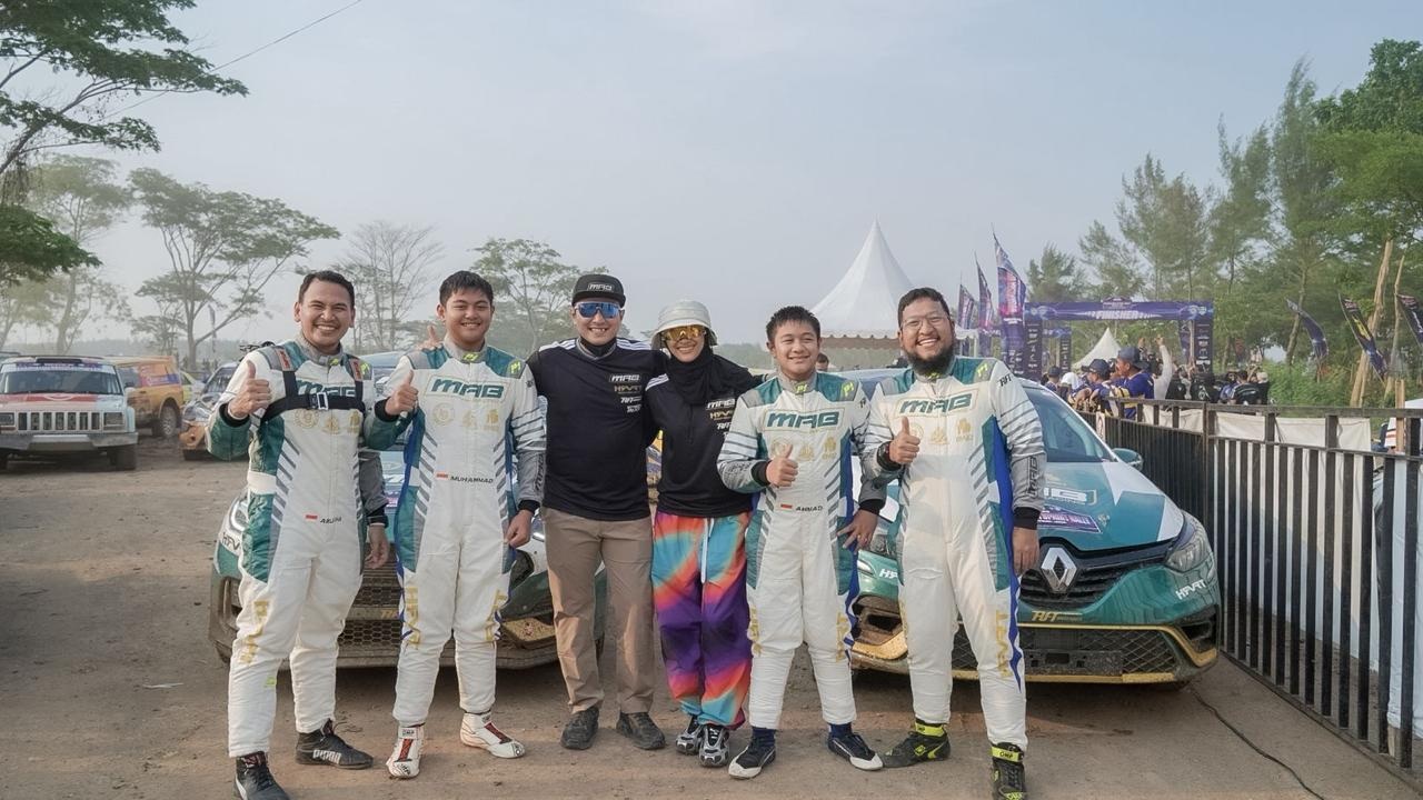 DARAH MENURUN: H Rihans Variza bersama dengan istri mendampingi kedua anaknya yang berlaga di Kejurnas Sprint Rally.