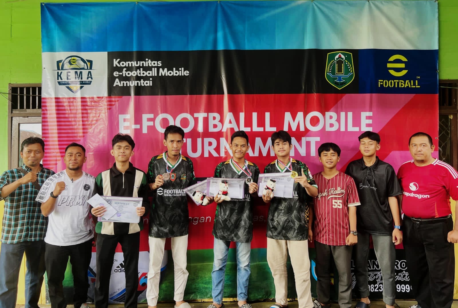 GAMER:M Zaini (empat dari kanan) dari Tapin dan para juara foto bersama di Turnamen EFootball Agung Cup 2025, di Kecamatan Haur Gading, Kabupaten HSU, Minggu (9/11/2025).