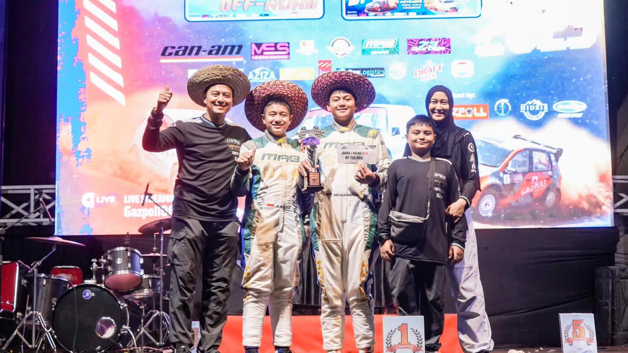 MEMBANGGAKAN:Pereli muda Kabupaten Tapin, Muhammad Kholilul Rahman (14) dan Ahmad Shaka Rahim (13) berhasil naik podium di Kejurnas Sprint Rally 2025 di Jawa Barat, Minggu (9/11/2025).