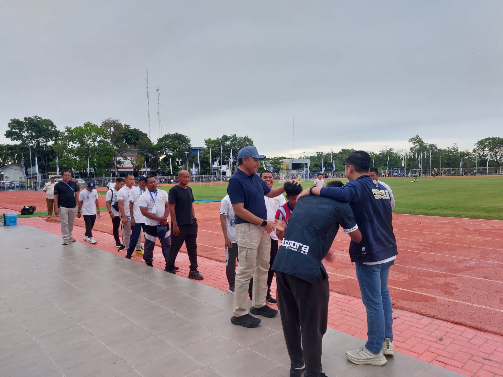 SAPA: Bupati Tala H Rahmat Trianto saat menyapa para pemain dan official Tala usai laga melawan Tabalong, Minggu (9/11).