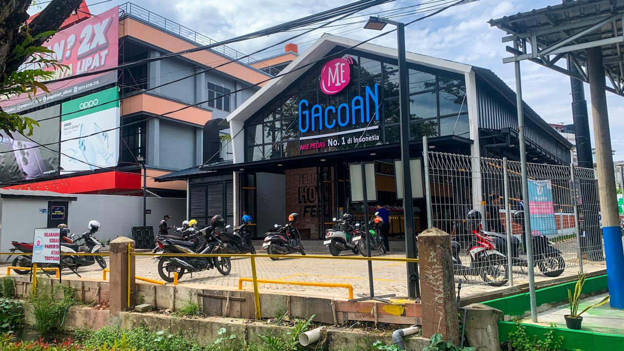 BEROPERASI: Mie Gacoan di Jalan Ahmad Yani Km 2 tampak beroperasi seperti biasa. Motor pengunjung terlihat terparkir di halaman depan, Senin (10/11/2025) pagi.