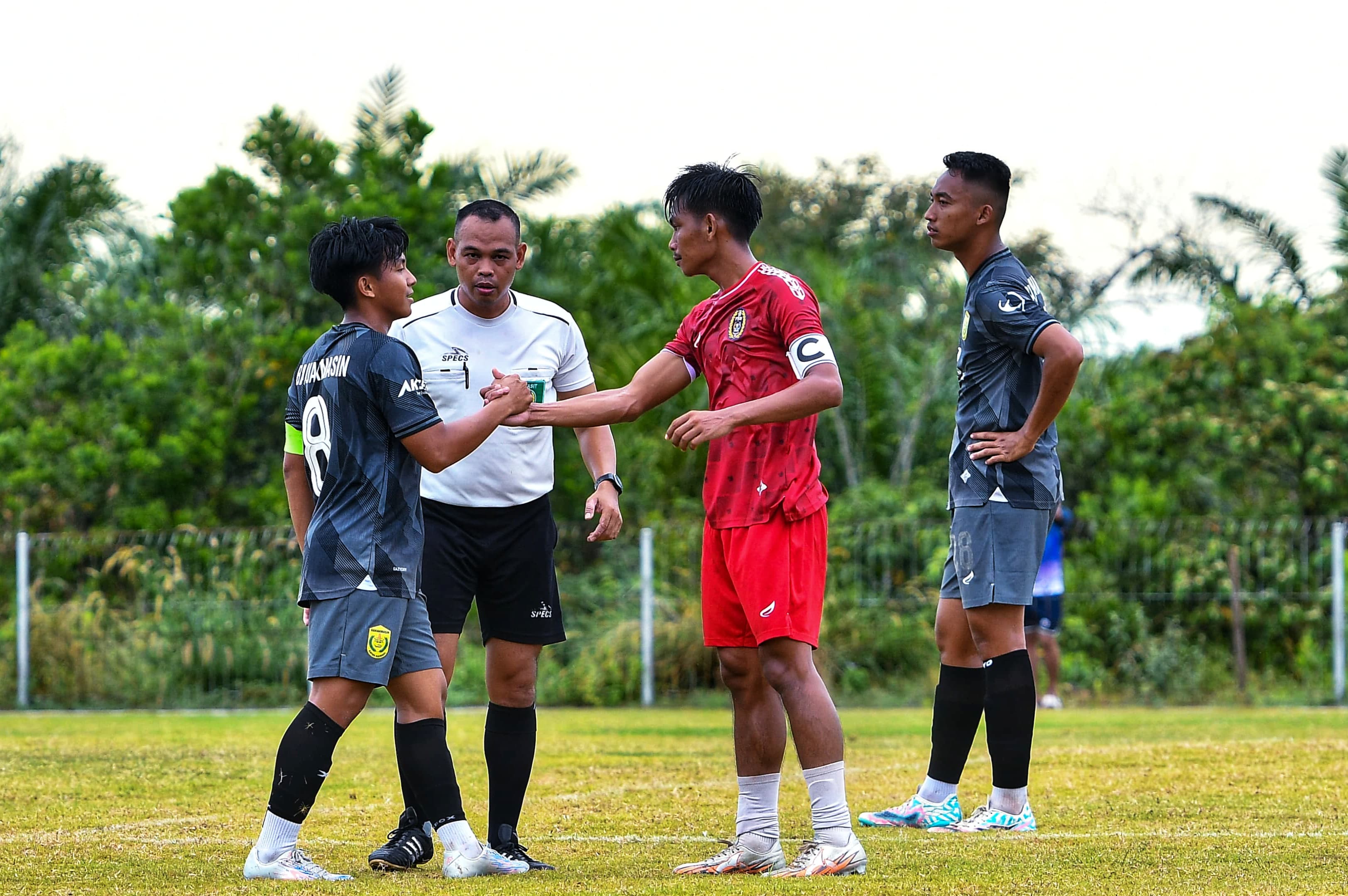PERTANDINGAN: Perempat final antara Banjarmasin melawan Tanah Bumbu di Lapangan Datu Timang, Jorong, Minggu (9/11/2025) sore.