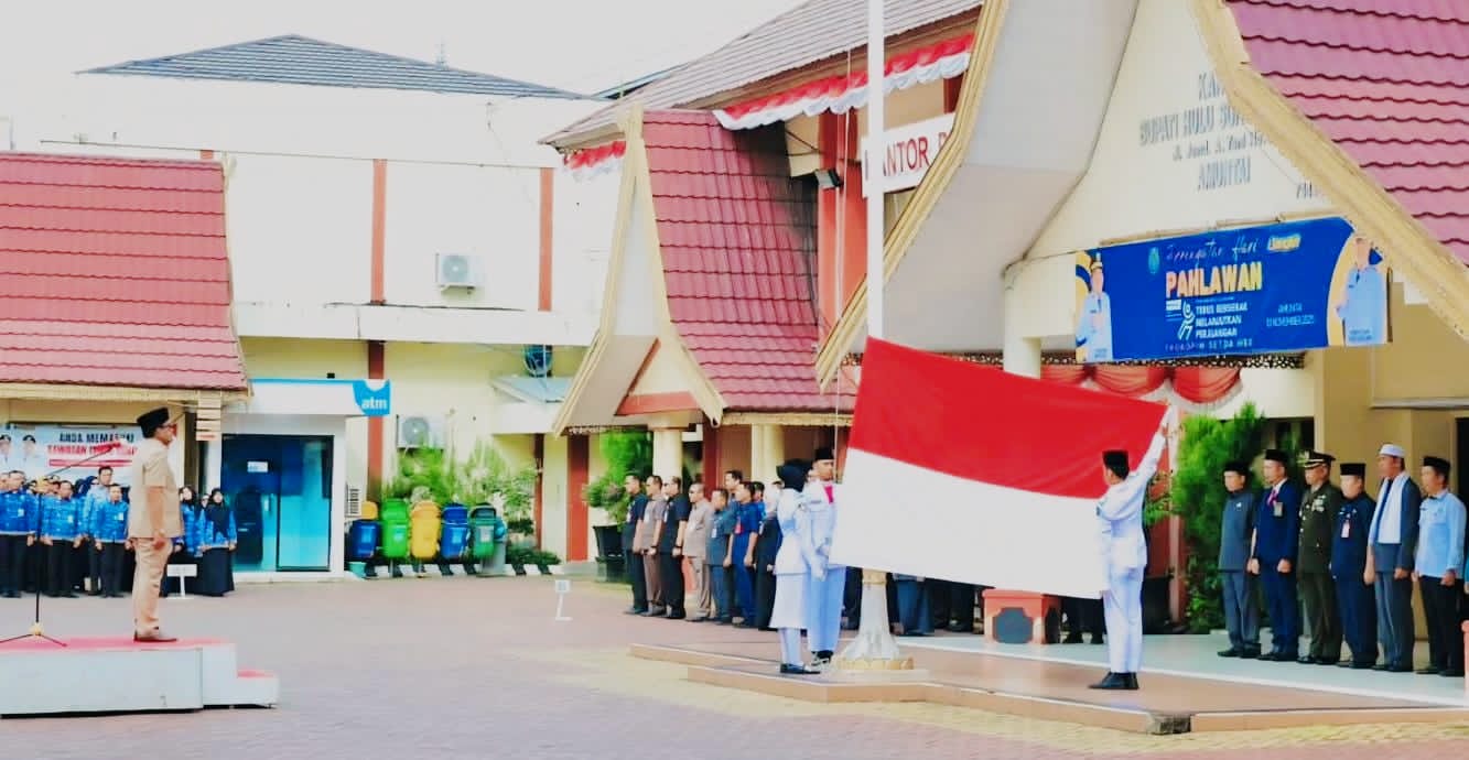 KHIDMAT:Bupati Kabupaten HSU, H Sahrujani memimpin peringatan Hari Pahlawan di halaman Pemkab HSU, Senin (10/11/2025).