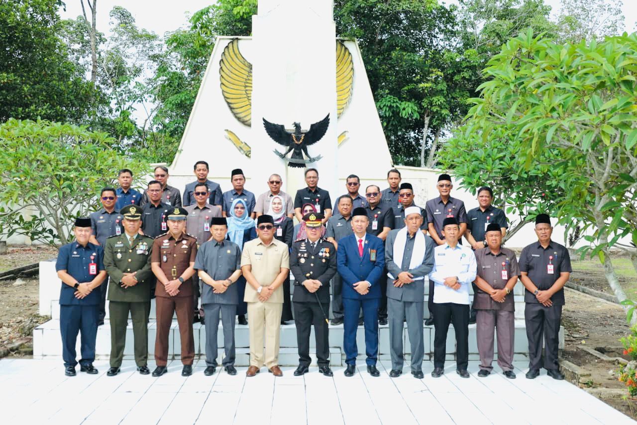 ZIARAH:Bupati Kabupaten HSU, H Sahrujani foto bersama forkopimda usai tabur bunga di Taman Makam Pahlawan Tabur, Kecamatan Amuntai Utara, Senin (10/11/2025).