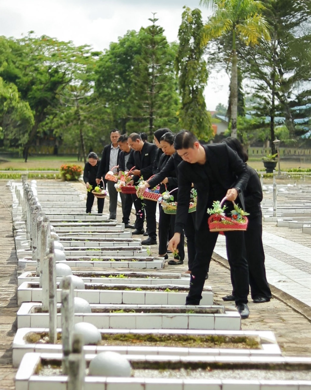 PENGHORMATAN:Karyawan FUGO Hotel Banjarmasin melakukan tabur bunga di Taman Makam Pahlawan Bumi Kencana Banjarbaru.
