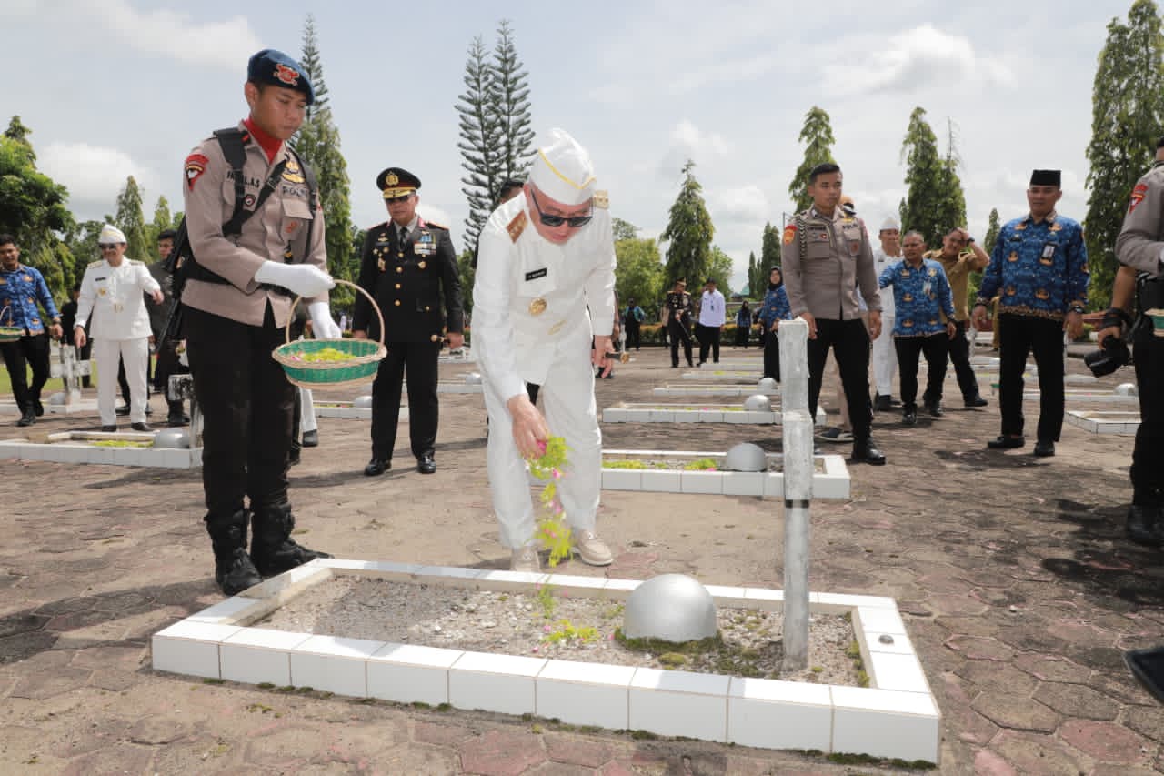 TABUR BUNGA:Gubernur Kalsel, H Muhidin melakukan tabur bunga ke ke TMP Bumi Kencana, Banjarbaru, Senin (11/10/2025)