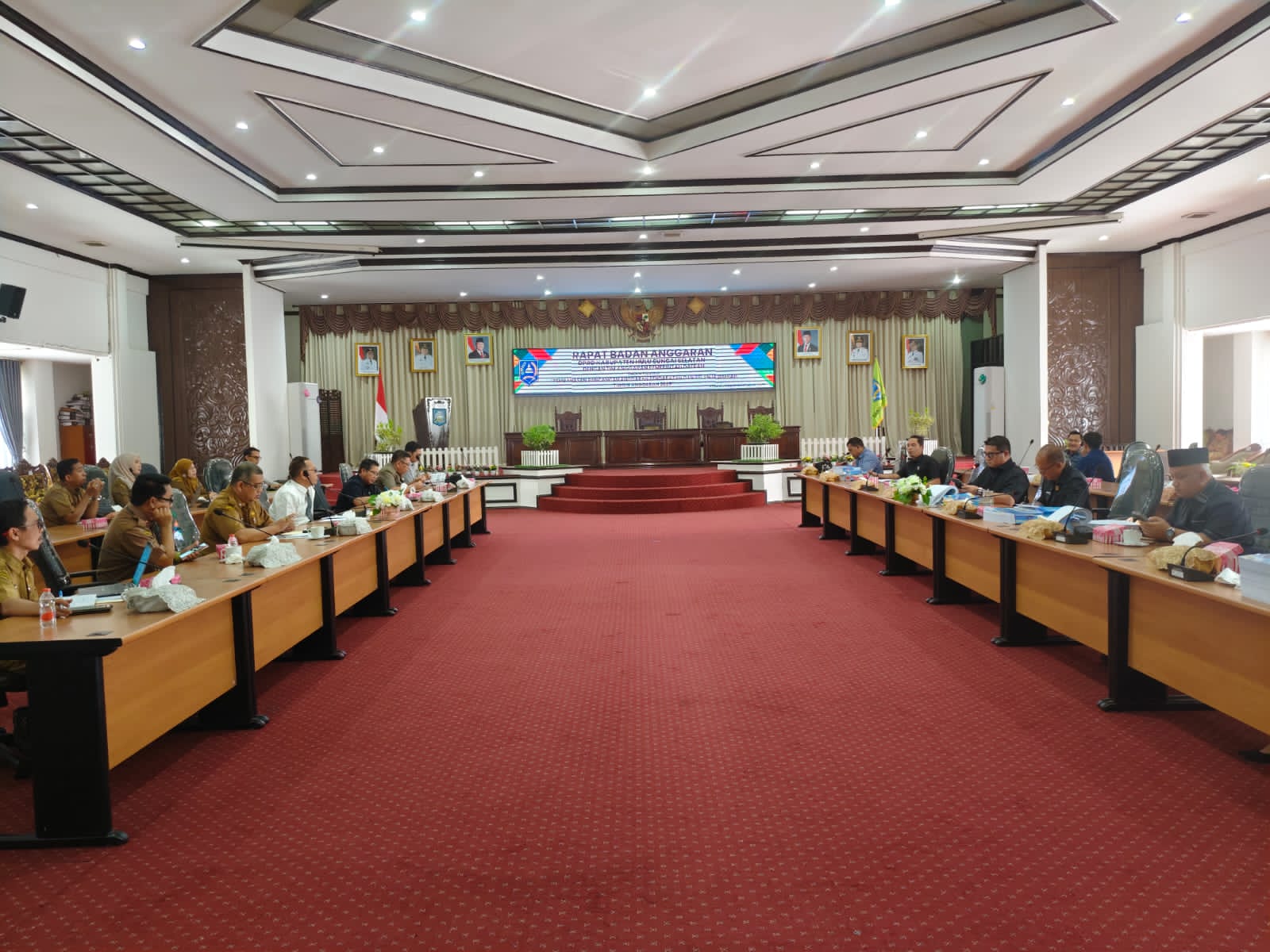 BAHAS RAPERDA:Ketua dan Wakil Ketua Banggar DPRD HSS, Akhmad Fahmi dan Muhammad Kusasi memimpin rapat pembahasan Raperda ABPD 2026.