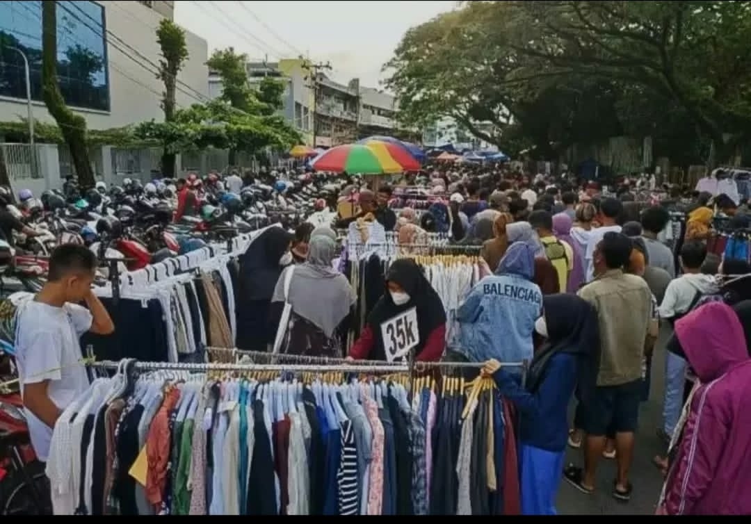 PAKAIAN BEKAS:Suasana lapak thrift di Banjarmasin.