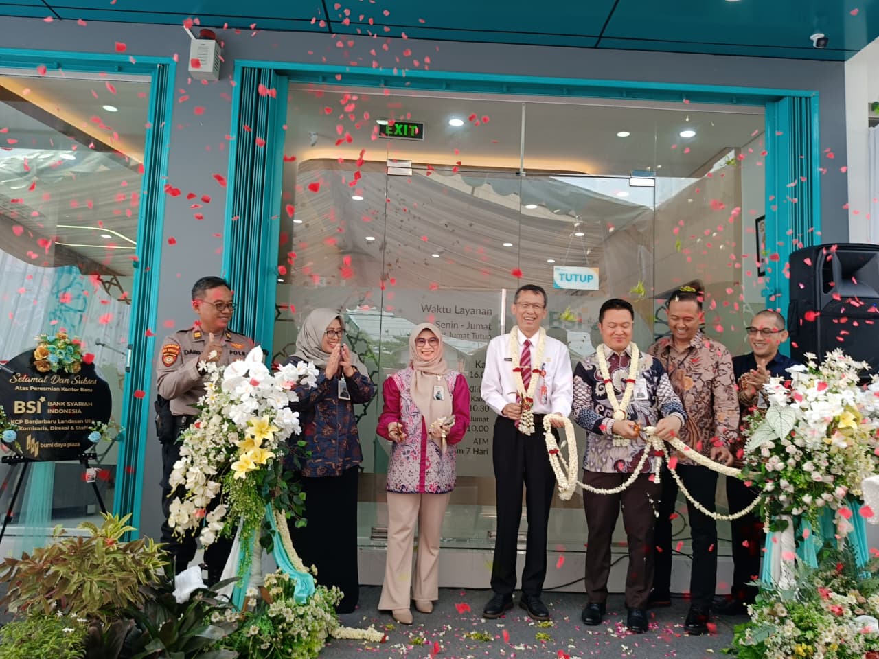 SIMBOLIS:Pemotongan pita oleh Regional CEO BSI RO IX Kalimantan beserta jajaran dan stakeholder menjadi penanda dibukanya kantor baru BSI KCP Banjarbaru Landasan Ulin, Senin (10/11/2026).