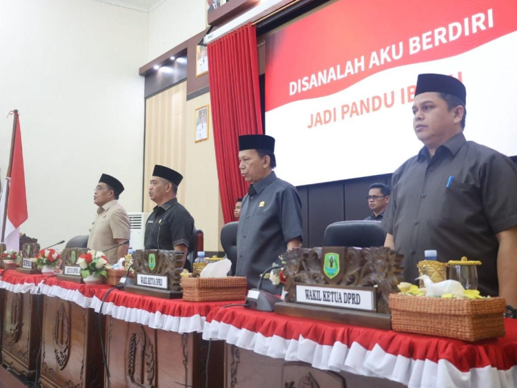Bupati HSU Sahrujani (kiri ujung) dalam rapat paripurna DPRD membahas tiga Raperda dalam Propemperda 2025.