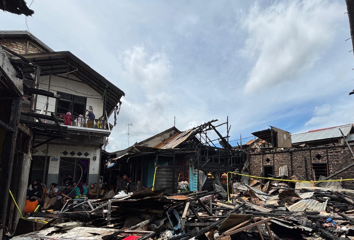 TRAGEDI: Puing dan arang sisa peristiwa kebakaran di Kampung Gedang, Banjarmasin Tengah, pada Jumat (7/11). Dalam insiden ini, satu keluarga meninggal.