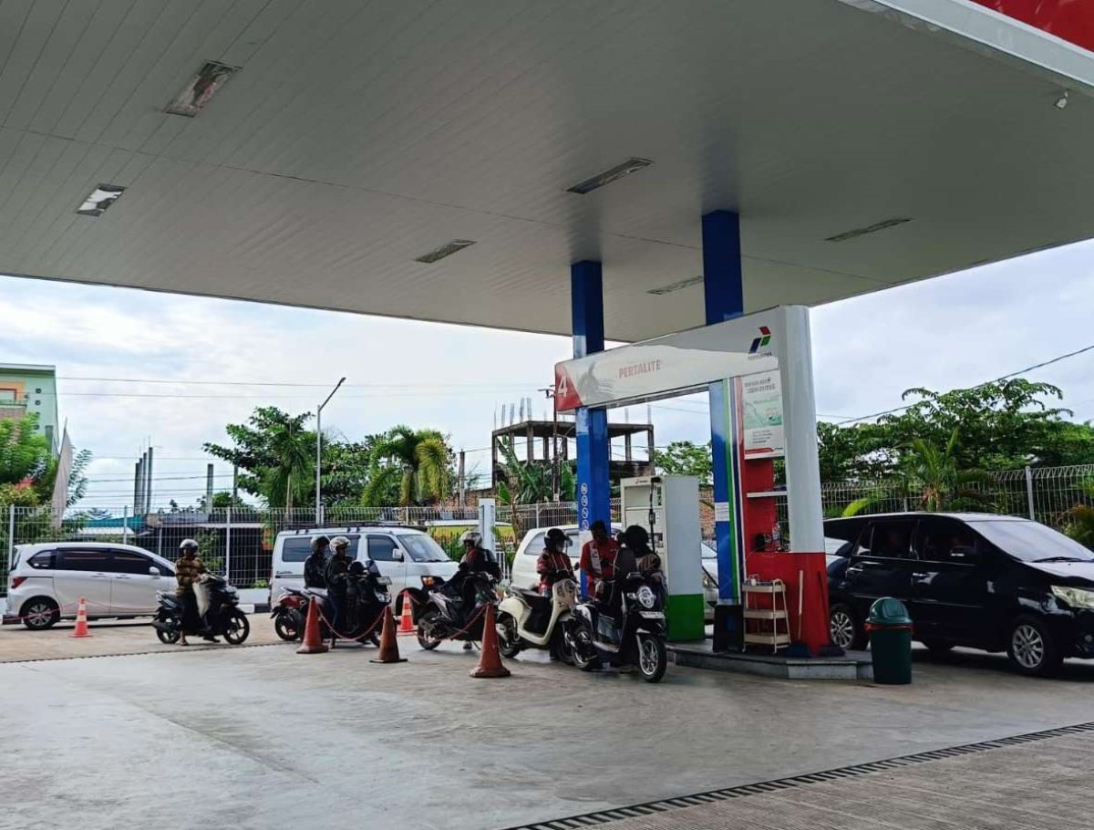 POM BENSIN: Antrean di salah satu SPBU di Banjarmasin. Foto diambil Minggu (9/11).