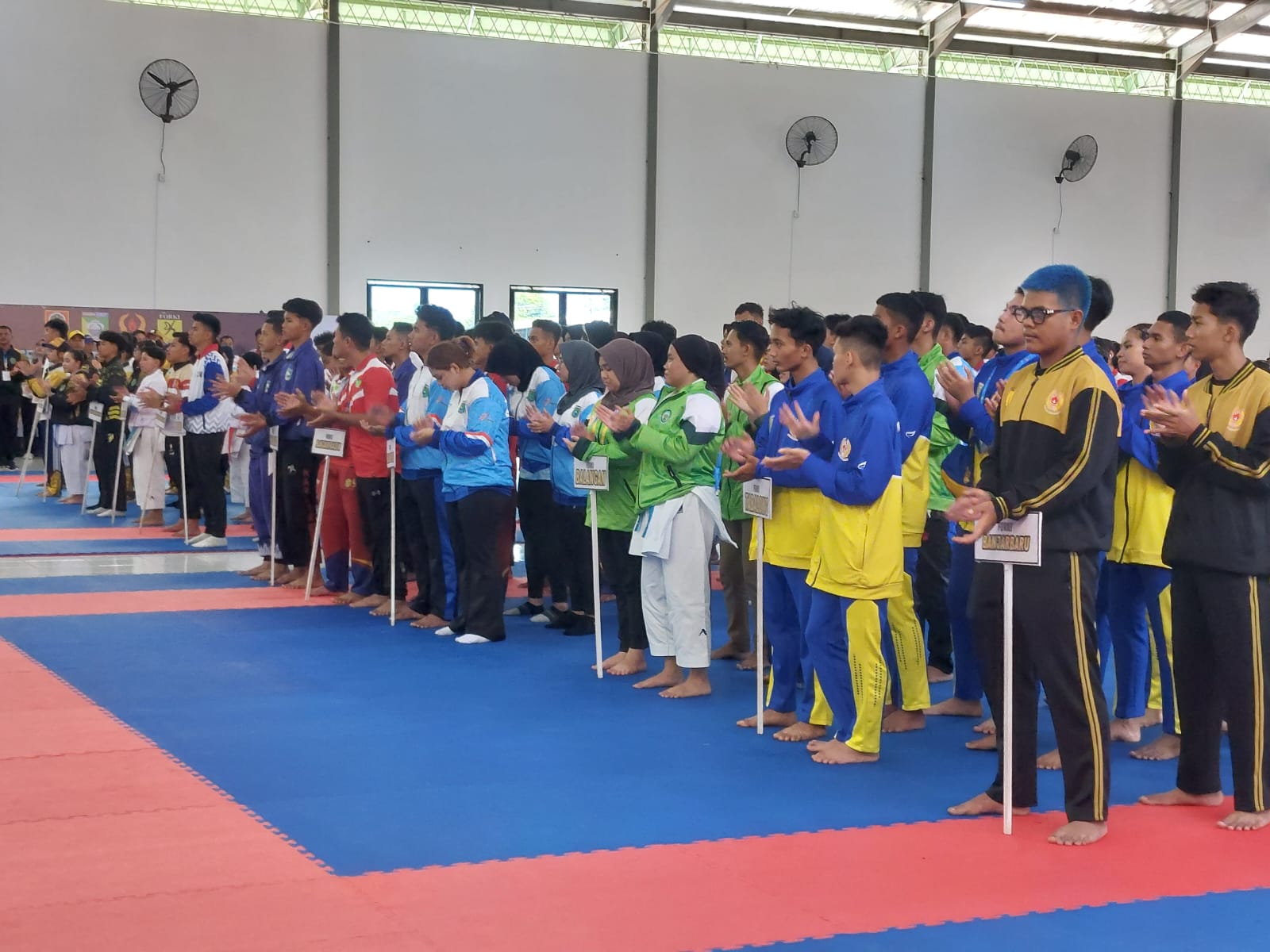BERBARIS RAPI: Ada 13 kontingen cabor karate mengikuti pembukaan cabor karate Porprov Kalsel oleh Paman Birin di Gedung Paraduta, Senin (10/11/2025).