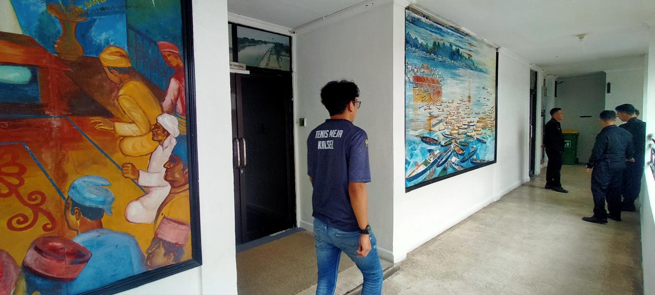 JURNALIS DILARANG MELIPUT: Suasana koridor menuju ruang rapat Banggar DPRD Banjarmasin. Sejumlah petugas tampak berjaga di depan pintu rapat pembahasan APBD 2026, Senin (10/11/2025).